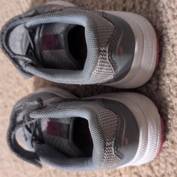 New Balance Gray With Pink Velcro Toddler Shoes Size 7 - Picture 4 of 8